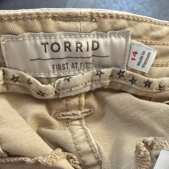 Torrid Women's Beige Cargo Shorts - Picture 2 of 4